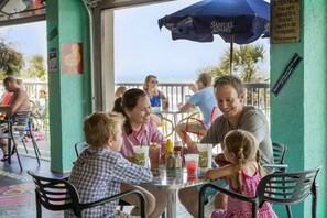 2 restaurants; breakfast, lunch, and dinner served