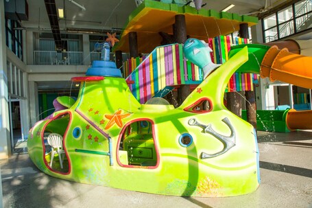Crown Reef Beach Resort and Waterpark - Image 39