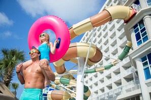 Una piscina cubierta, 2 piscinas al aire libre