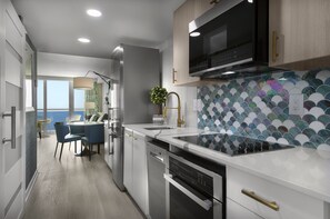 Condo Premium, 2 phòng ngủ, sát bãi biển | Bếp riêng | Tủ lạnh, lò vi sóng, dụng cụ pha cà phê/trà 