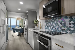 Condo Premium, 2 habitaciones, frente al océano | Cocina privada | Refrigerador, microondas y cafetera y tetera 