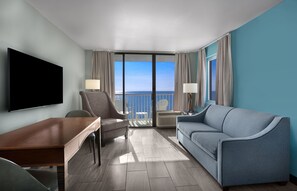 Suite clásica, bañera de hidromasaje, frente al mar | Sala de estar | Televisión de pantalla plana de 32 pulgadas con canales por cable