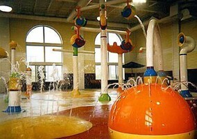 Una piscina techada, una piscina al aire libre