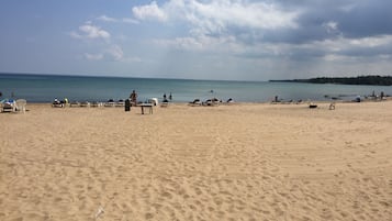 Playa privada y camastros