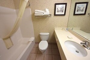 Combined shower/bathtub, free toiletries, hair dryer, towels - Fairview Beachfront Inn (Mackinaw City)