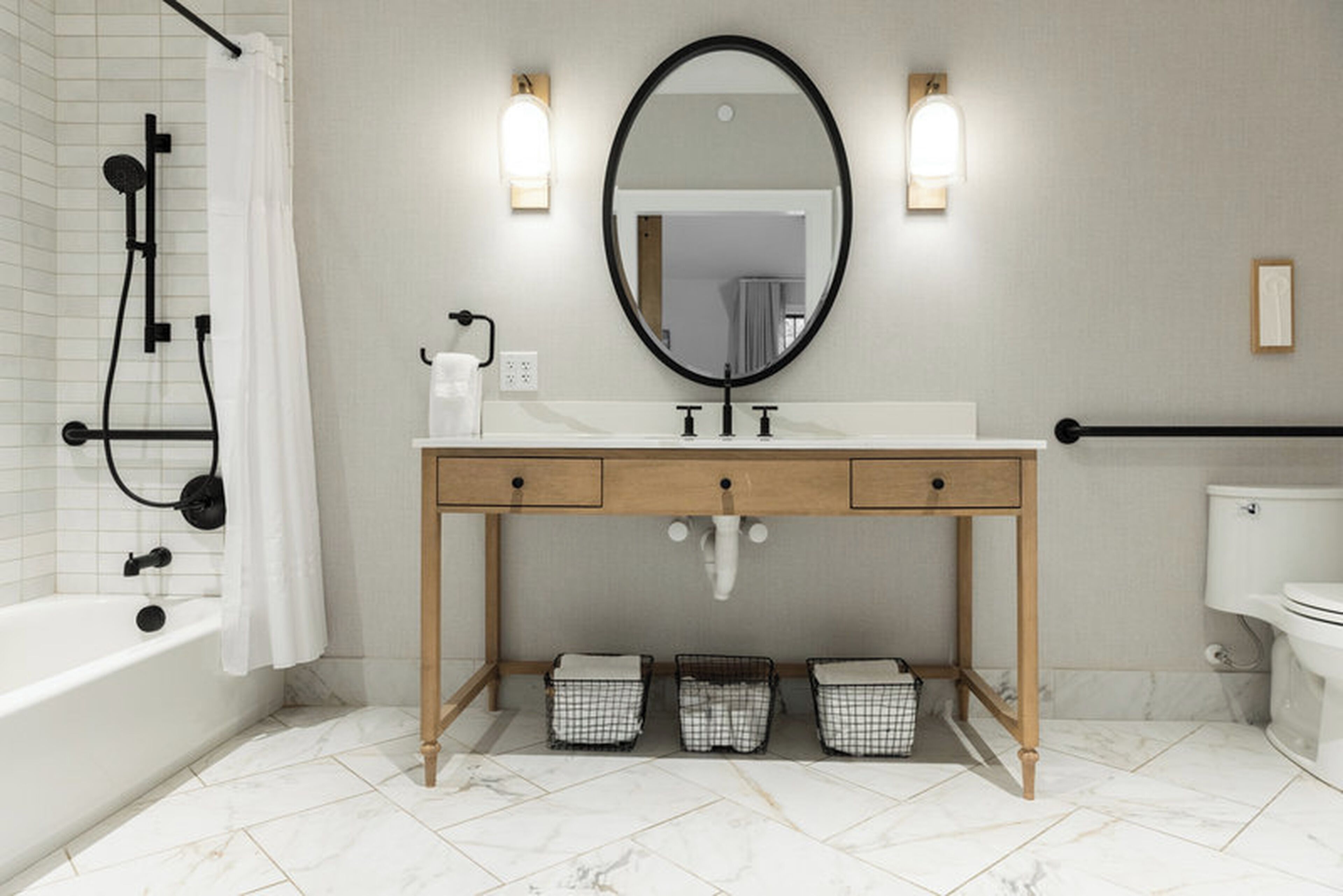 Un baño con bañera, inodoro, lavabo con espejo y ducha.