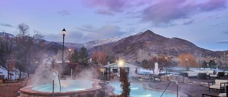 5 من حمّامات السباحة الخارجية، كبائن (بتكلفة إضافية)