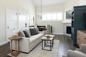 Suite, 1 kingsize-seng med sovesofa (Luxury King Suite, Fireplace, Balcony) | Allergitestet sengetøy, dundyner og senger med overmadrass