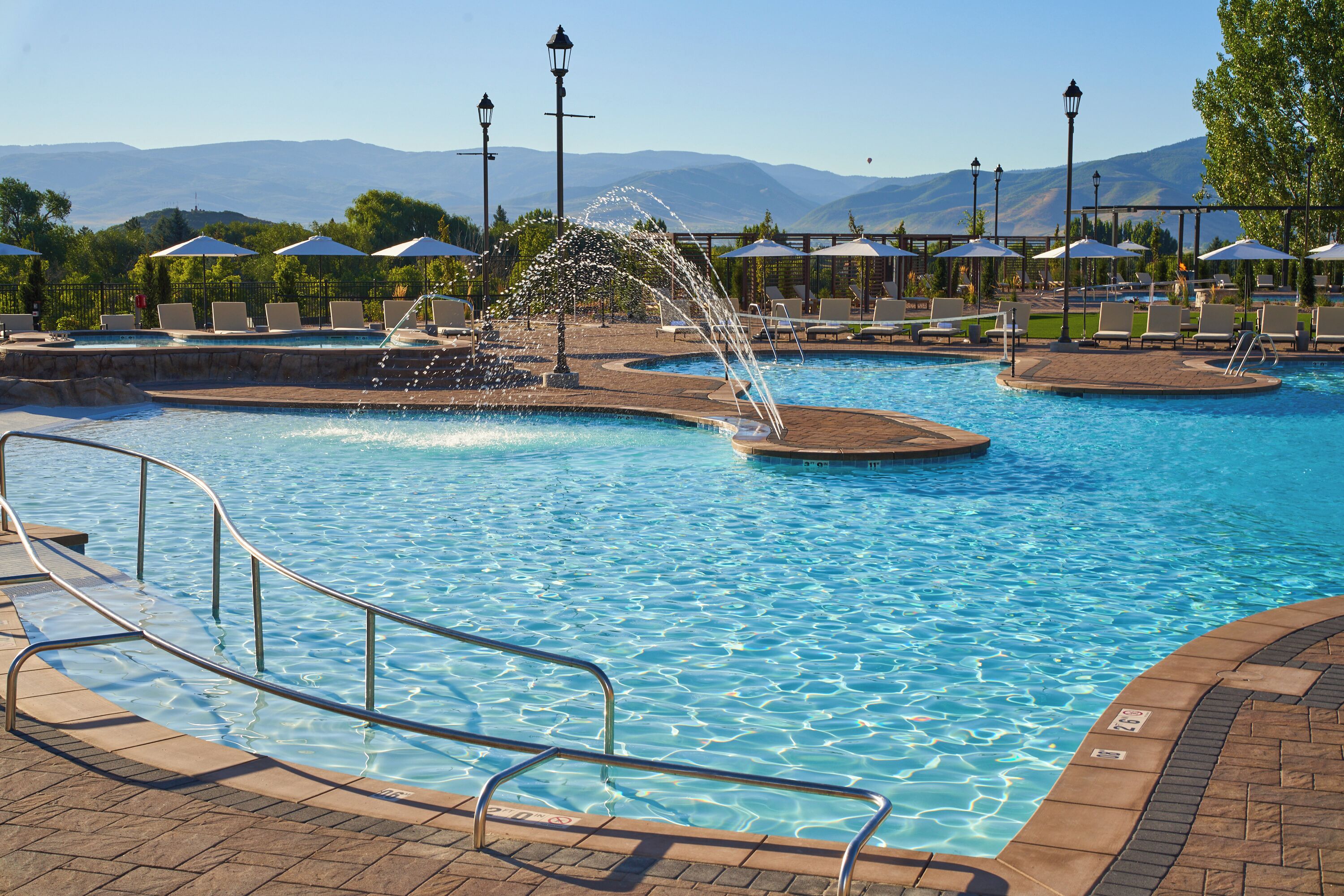 6 室外游泳池，09:00 至 22:00 开放，收费帐篷屋，池畔遮阳伞