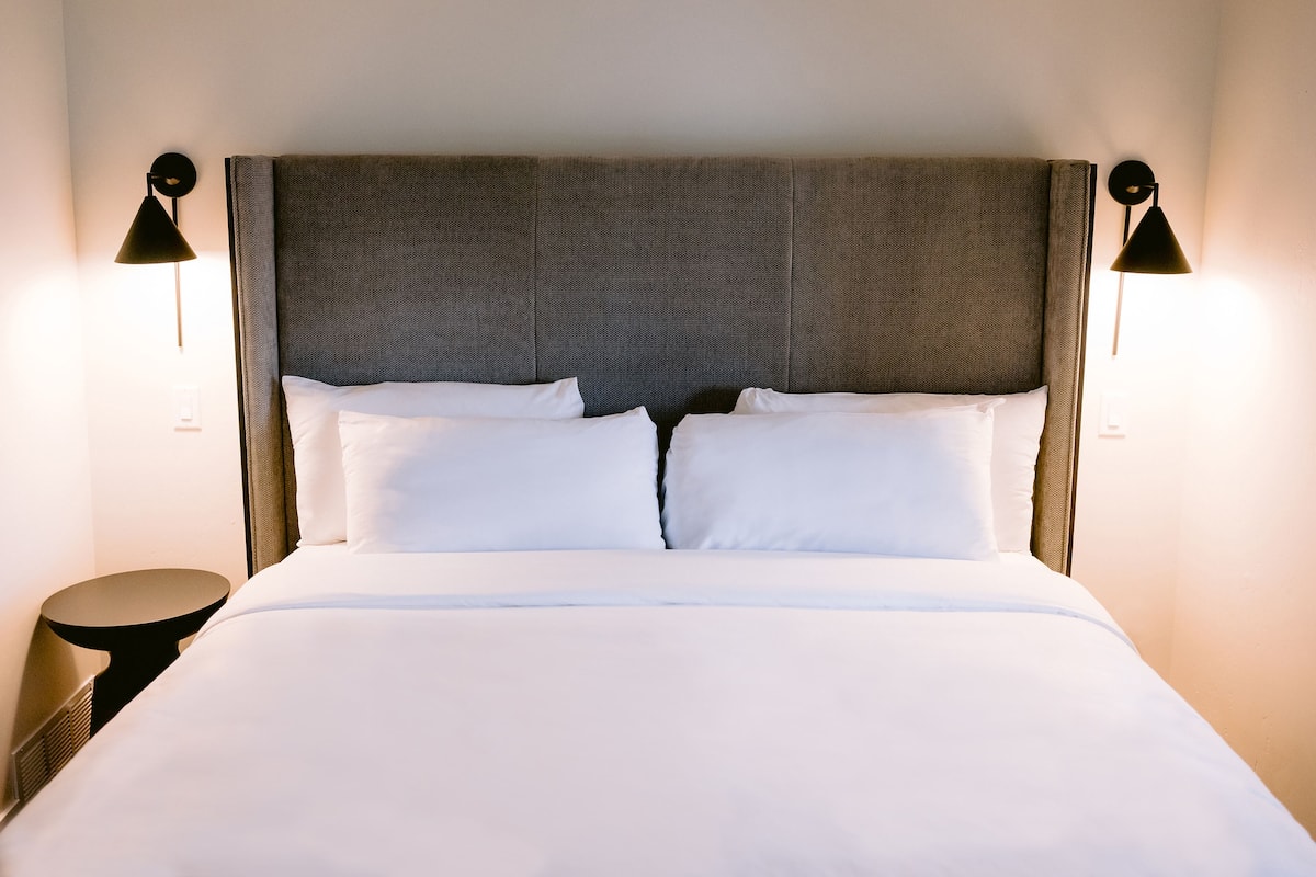 Suite, 1 letto king con divano letto (Premium King Suite, Balcony, Fireplac) | Biancheria da letto ipoallergenica, copriletto in piuma