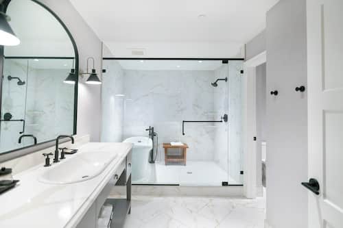 Suite ejecutiva, varias camas (Luxury 3 Bedroom King Cottage) | Baño | Regadera tipo lluvia, amenidades de baño gratuitas, secadora de cabello