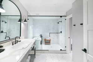 جناح تنفيذي - عدة أسرّة (Luxury 3 Bedroom King Cottage) | حمام | دُش غزير، مستلزمات مجانية للعناية الشخصية، مجففات شعر، مناشف