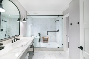Executive Suite, Multiple Beds (Luxury 3 Bedroom King Cottage) | Bathroom | Rainfall showerhead, free toiletries, hair dryer, towels