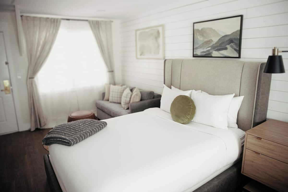 Deluxe Room, 1 King Bed (Premium King, Patio, ADA) | Hypo-allergenic bedding, down duvets, pillow-top beds, in-room safe