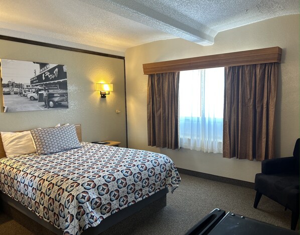 Escritorio, cortinas blackout y tabla de planchar con plancha 