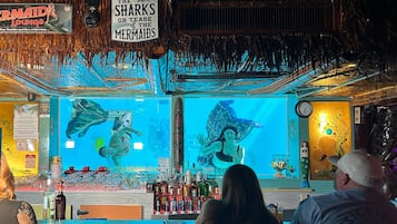 2 bars/lounges, piano bar, cocktail bar