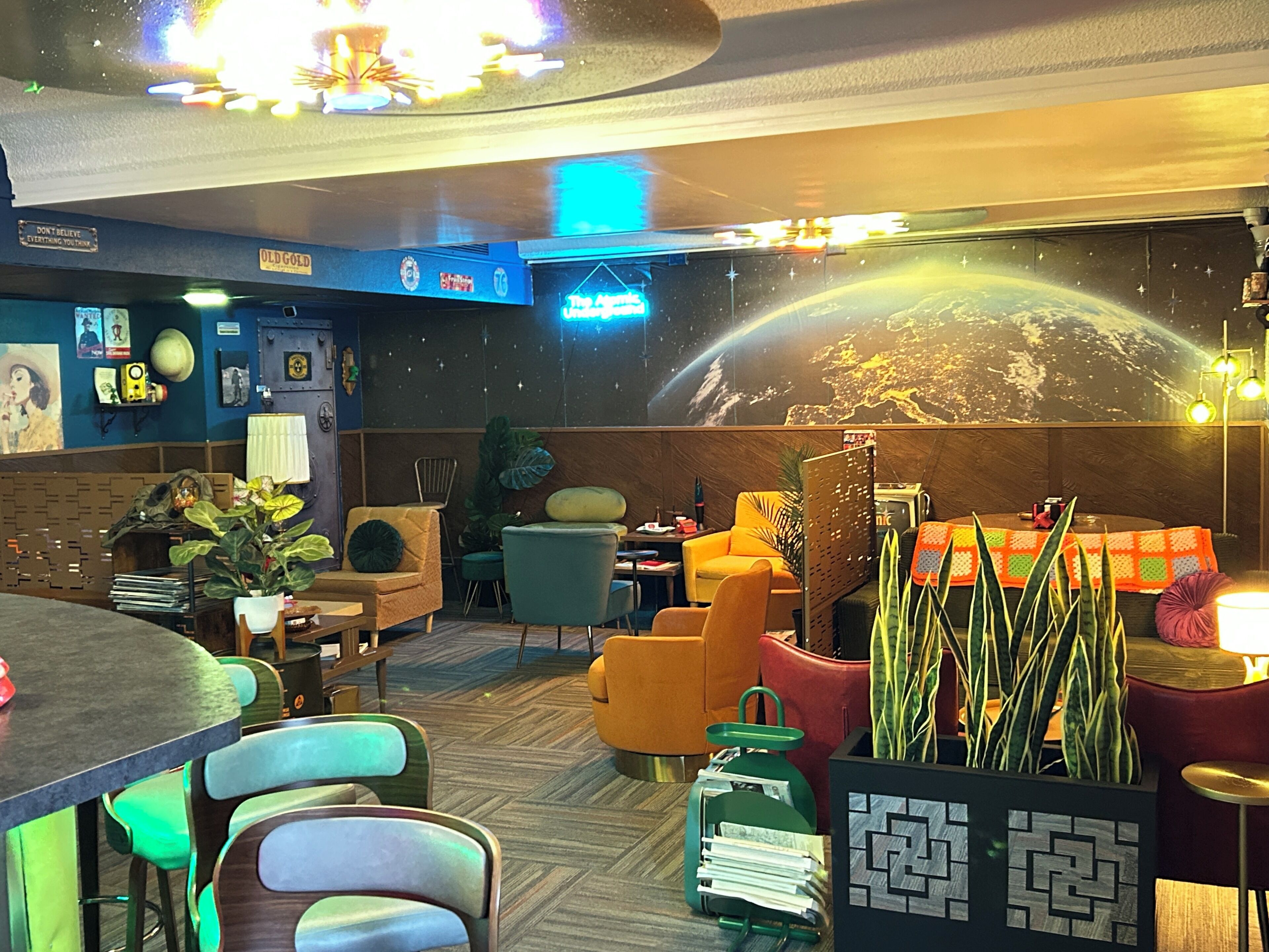 2 bars/lounges, piano bar, cocktail bar