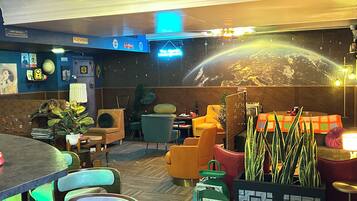 2 bars/lounges, piano bar, cocktail bar