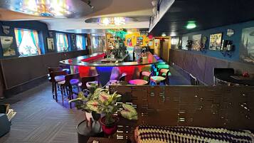 2 bars/lounges, piano bar, cocktail bar