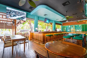 7 restaurants, servant le dîner et le souper; cuisine méditerranéenne