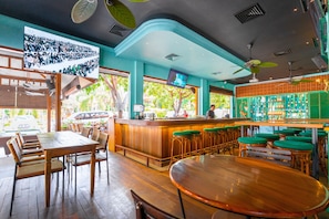 7 restaurants, servant le dîner et le souper; cuisine méditerranéenne