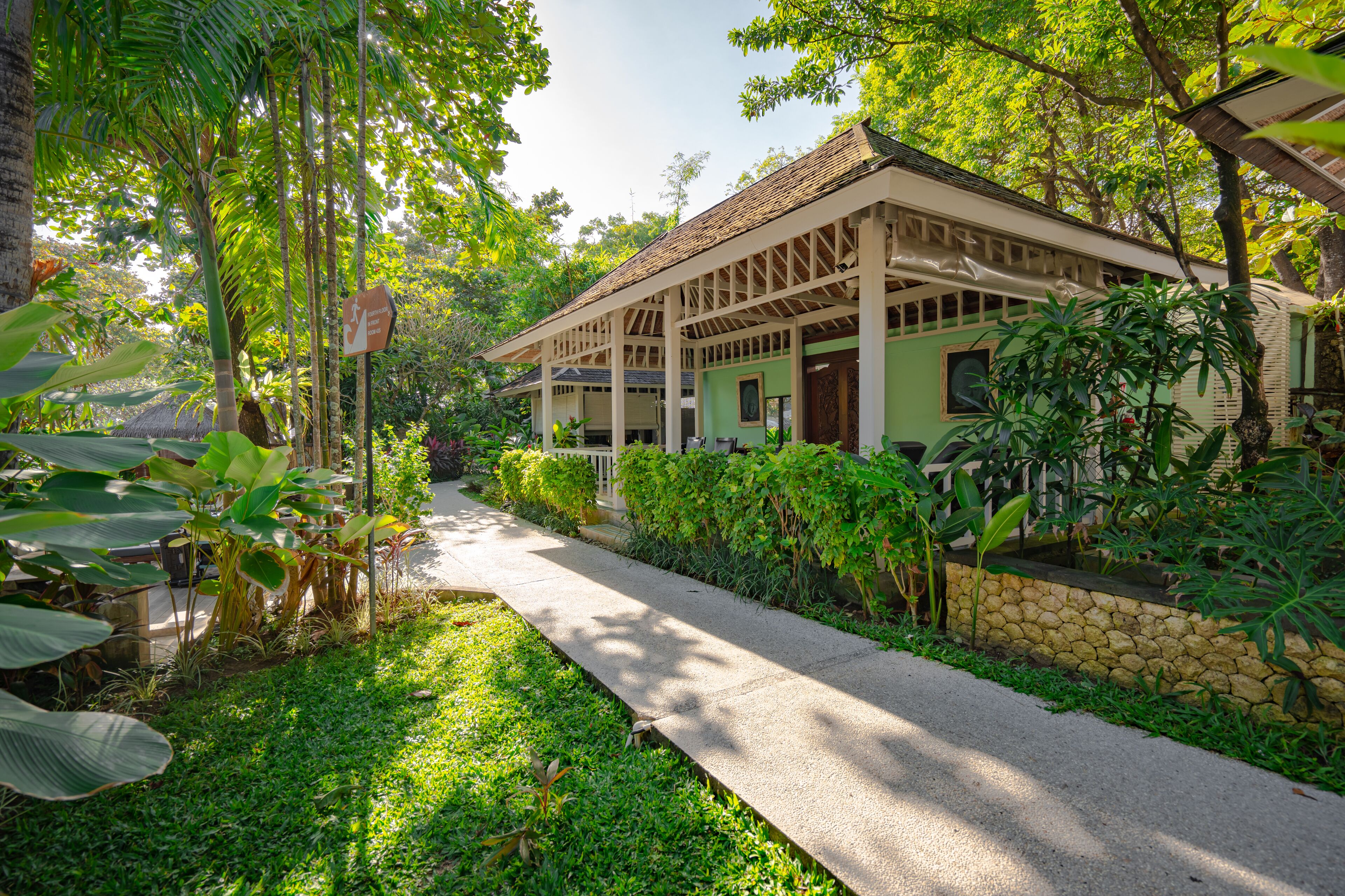 couples treatment room(s), sauna, hot tub, steam room, body treatments