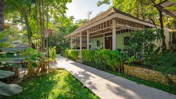 Couples treatment room(s), sauna, hot tub, steam room, body treatments