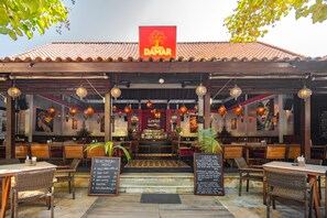 7 restaurants, servant le dîner et le souper; cuisine méditerranéenne