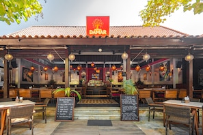 7 restaurants, servant le dîner et le souper; cuisine méditerranéenne