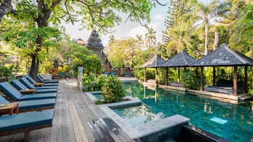 3 つの屋外プール、営業時間 6:00 ~ 19:00、プール パラソル、サンラウンジャー