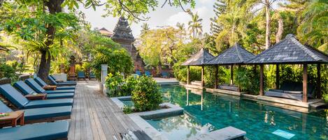 3 kolam renang outdoor, dengan payung kolam renang dan kursi berjemur