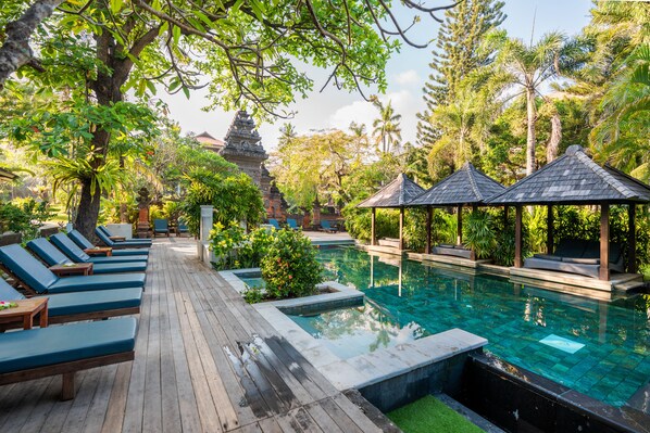 3 สระว่ายน้ำกลางแจ้ง เปิด 6:00 น. ถึง 19:00 น., ร่มริมสระว่ายน้ำ