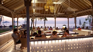 3 bars-salons, bar dans la piscine, bar attenant à la piscine