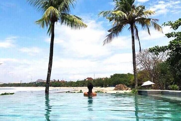 En la playa, arena blanca, bar en la playa
