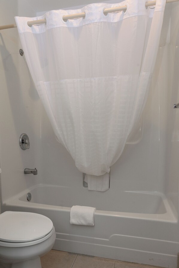 Chambre Standard, 2 grands lits | Salle de bain | Articles de toilette (gratuits), séchoir à cheveux