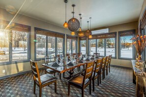 5 restaurants; breakfast, lunch, and dinner served