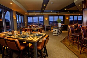5 restaurants, breakfast, lunch, dinner served; barbecue