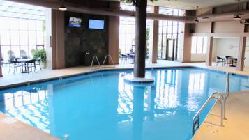 Piscina interna, piscina externa sazonal, espreguiçadeiras