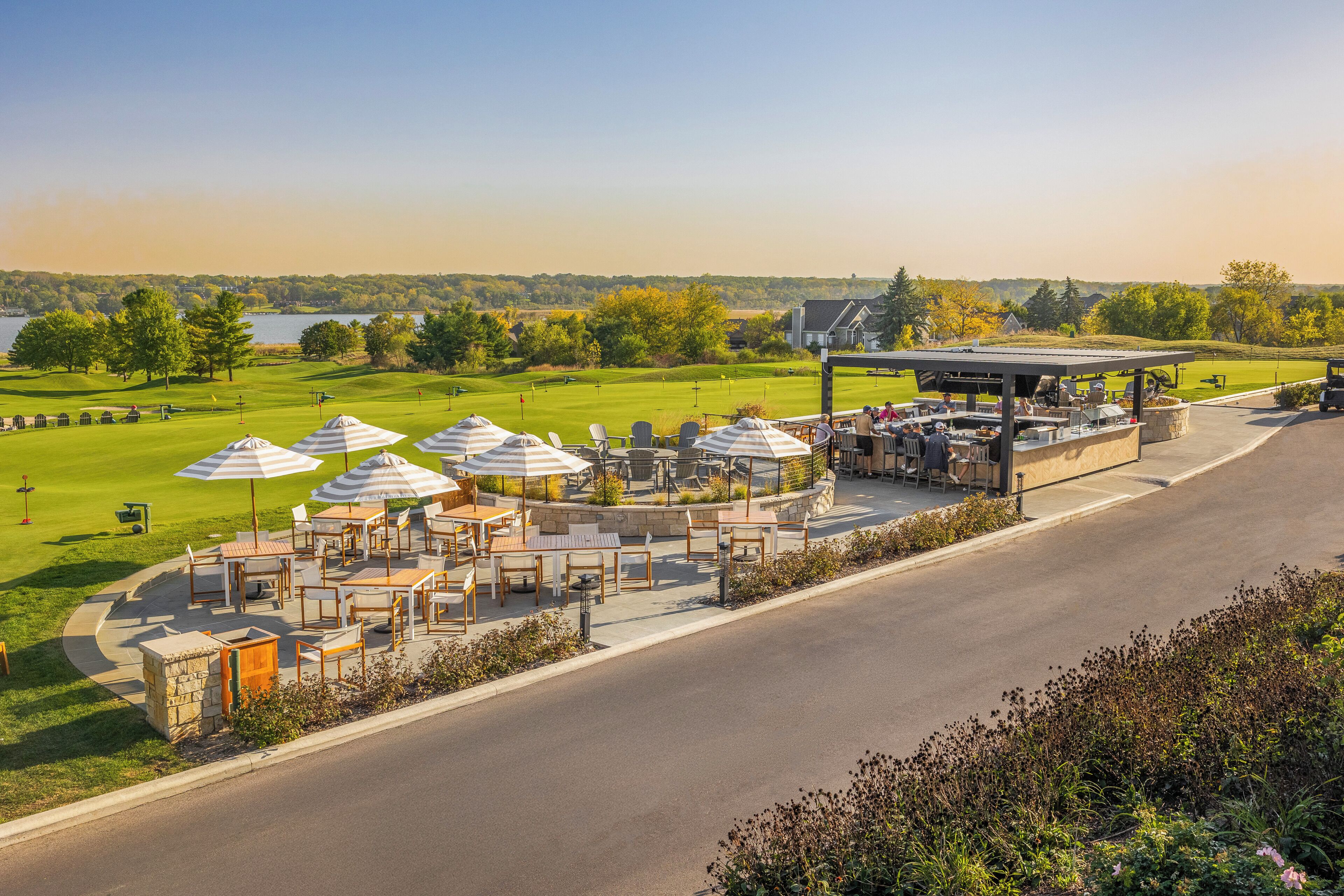 5 restaurants, serveren ontbijt, lunch, diner, barbecuegerechten