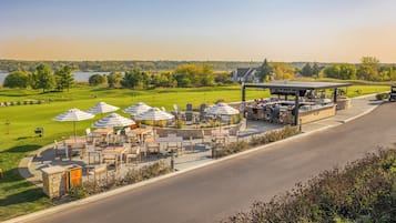 5 restauranter; serverer morgenmad, frokost, aftensmad og grillretter