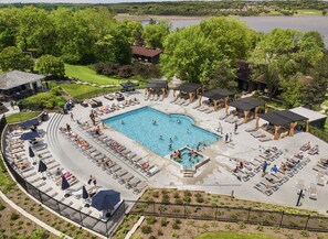 Piscine intérieure, piscine extérieure en saison, chaises longues