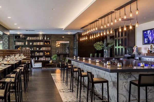 5 restaurants, breakfast, lunch, dinner served; barbecue