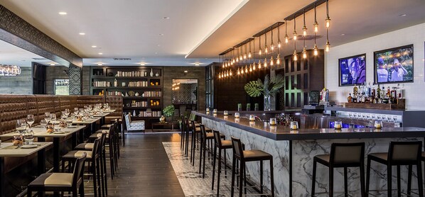 5 restaurantes, se sirven desayunos, comidas y cocina a la parrilla