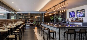 5 restaurants, breakfast, lunch, dinner served; barbecue