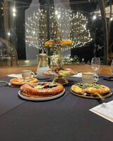 Se sirven cenas y pizza, con vista al jardín 