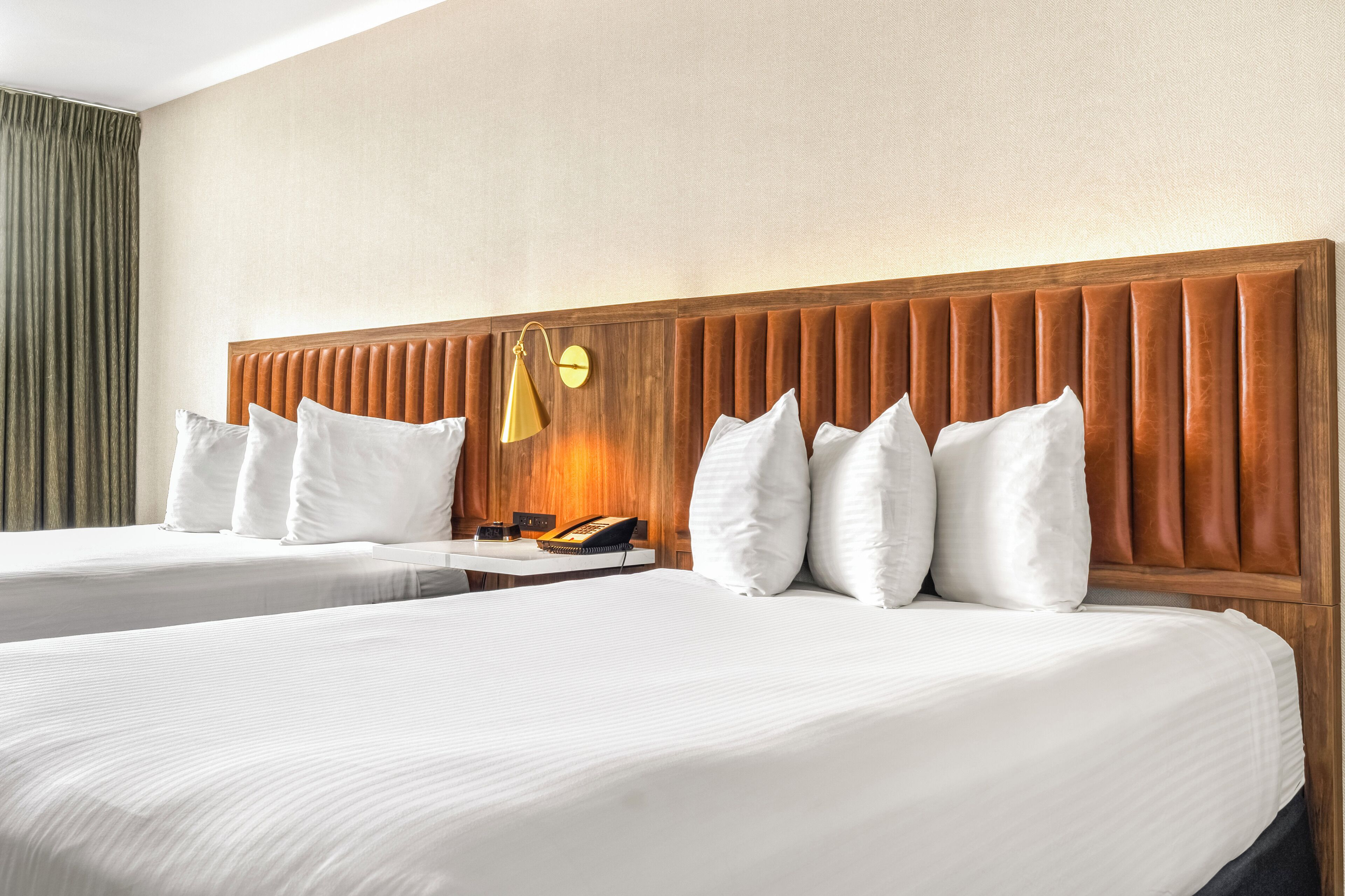 Camas con pillow-top, caja de seguridad en la habitación y escritorio 