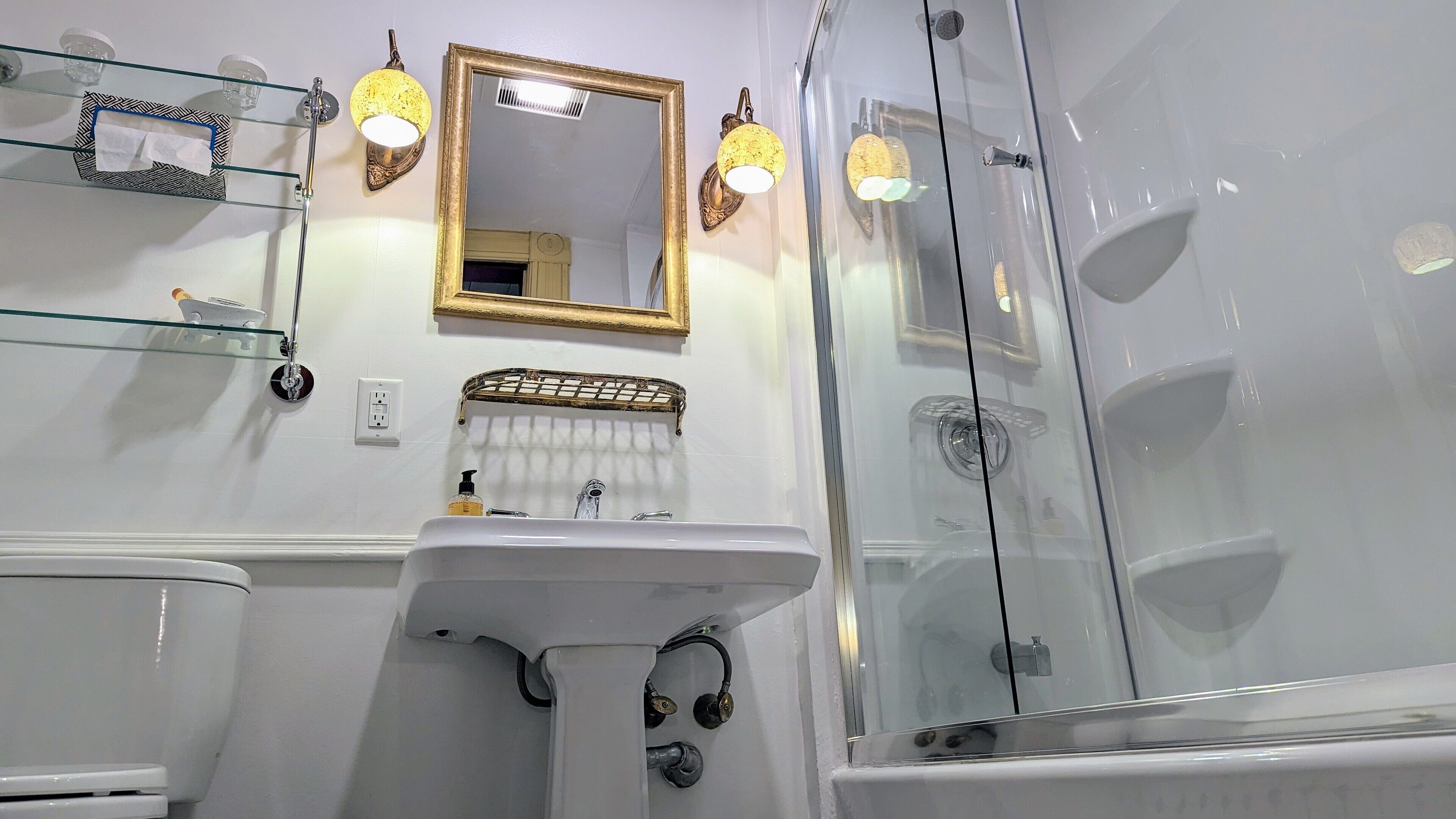 Chambre Panoramique, 1 très grand lit, salle de bains privée, vue jardin | Salle de bain | Articles de toilette gratuits, sèche-cheveux, peignoirs, chaussons