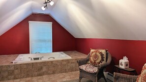 Suite romántica, 1 cama de matrimonio grande, bañera de hidromasaje, vistas al jardín | Bañera de hidromasaje privada