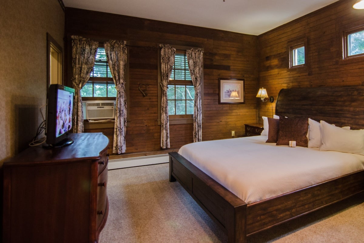 Deluxe Double Room, 1 King Bed, Private Bathroom, Ground Floor | 1 bedroom, premium bedding, individually decorated