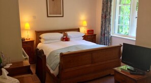 Egyptian cotton sheets, premium bedding, individually furnished, desk - Trigony House Hotel (Thornhill)